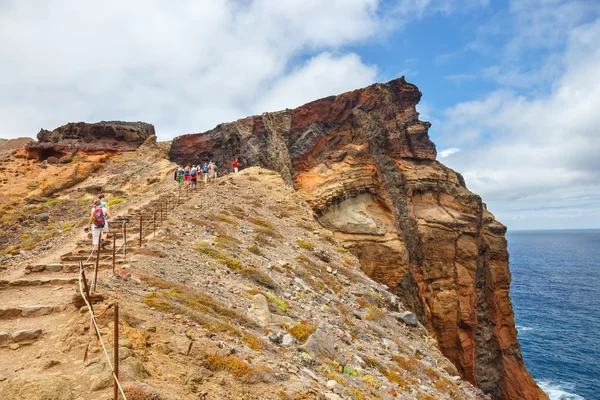 Madeira, Portugal 05 JULHO, 2016: Pessoas não identificadas a caminhar nas falésias da Ponta de São Lourenco. Cabo é o ponto mais oriental da ilha da Madeira — Fotografia de Stock