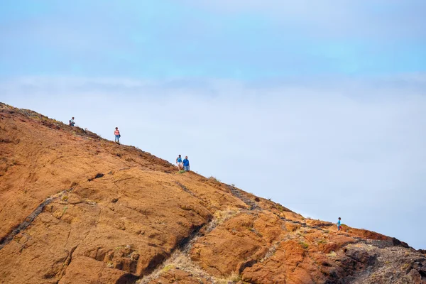 Мадейра, Португалия 05 июля 2016 года: Неопознанные люди идут по скалам в Ponta de Sao Lourenco. Мыс - самая восточная точка острова Мадейра — стоковое фото