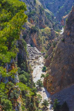Aradena George Girit, Yunanistan
