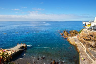 Funchal, Madeira Adası, Portekiz şehir plajda güneşlenirken
