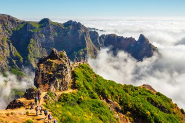 Madeira, Portekiz 02 Temmuz 2016: Portekiz'in merkezinde ki Pico do Areeiro zirvesinde yürüyüş yapan kimliği belirsiz kişiler