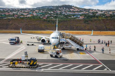 Funchal, Madeira - 6 Temmuz 2016: yolcu yatılı hava Funchal Cristiano Ronaldo havaalanında Boeing 737 girin. Bu Havaalanı Avrupa'nın en tehlikeli Havaalanları biridir