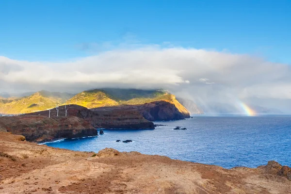 Sonnenaufgang und wunderschöner Regenbogen über Ponta de Sao Lourenco, Madeira, Portugal — Stockfoto