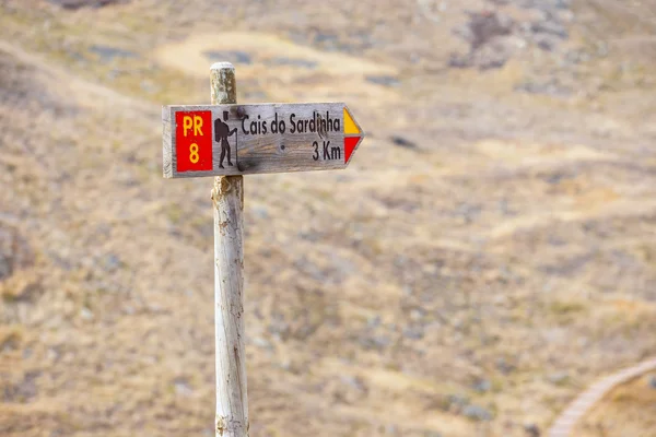 Chemin de randonnée panneau en bois, pointant vers Ponta de Sao Lourenco. Madère, Portugal — Photo