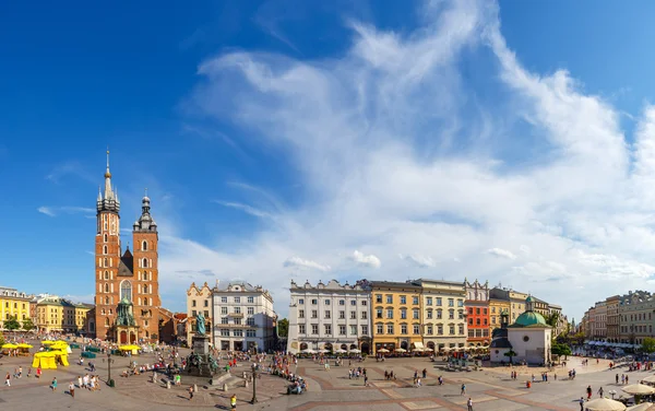 Κρακοβία, Πολωνία - 04 Σεπτέ 2016: Αγνώστων τουρίστες που επισκέπτονται την κεντρική πλατεία της αγοράς στην Κρακοβία, Πολωνία — Φωτογραφία Αρχείου