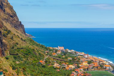nefes kesen görünümünden uçurumun üzerinde Madalena do Mar, Madeira, Portekiz