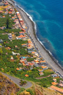 nefes kesen görünümünden uçurumun üzerinde Madalena do Mar, Madeira, Portekiz