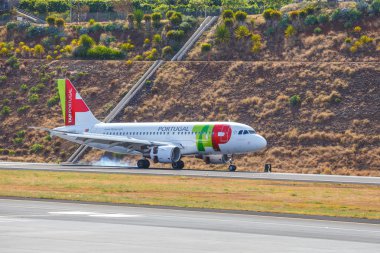 Funchal, Madeira - 6 Temmuz 2016: Tap Portekiz Airbus A319-111 toprakları Funchal Cristiano Ronaldo Airport.This Havaalanı'nda biri Avrupa'nın en tehlikeli Havaalanları