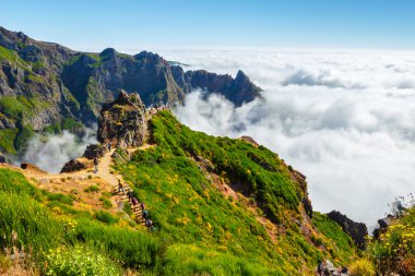 Madeira, Portekiz 02 Temmuz 2016: Portekiz'in merkezinde ki Pico do Areeiro zirvesinde yürüyüş yapan kimliği belirsiz kişiler
