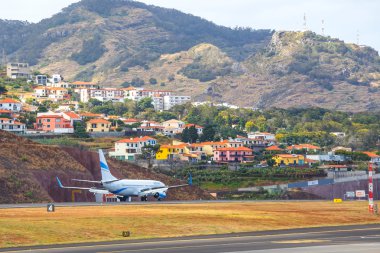 Funchal, Madeira - 6 Temmuz 2016: Funchal Cristiano Ronaldo havaalanında Air Boeing 737 girin inecek. Bu Havaalanı Avrupa'nın en tehlikeli Havaalanları biridir
