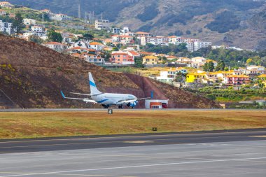 Funchal, Madeira - 6 Temmuz 2016: Funchal Cristiano Ronaldo havaalanında Air Boeing 737 girin inecek. Bu Havaalanı Avrupa'nın en tehlikeli Havaalanları biridir