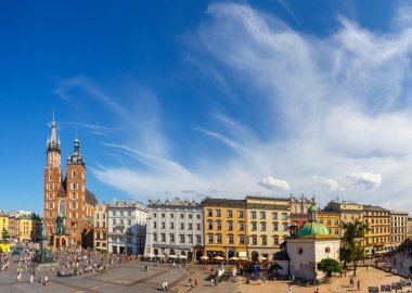 Krakow, Polonya - 04 Eylül 2016: tanımlanamayan turist ziyaret ana Pazar Meydanı, Krakow, Polonya