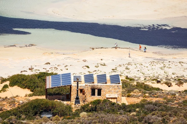 Creta, Grécia - 24 de maio de 2016: pessoas não identificadas tomando banho de sol e passeando pela praia na Lagoa de Balos em Creta, Grécia — Fotografia de Stock