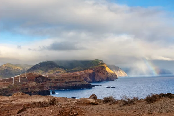 Soluppgång och vacker regnbåge över Ponta de Sao Lourenco, Madeira, Portuga — Stockfoto