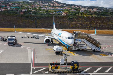 Funchal, Madeira - 6 Temmuz 2016: yolcu yatılı hava Funchal Cristiano Ronaldo havaalanında Boeing 737 girin. Bu Havaalanı Avrupa'nın en tehlikeli Havaalanları biridir