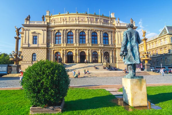 Prag, Çek Cumhuriyeti - 19 Eylül 2011: Jan Palach Meydanı'nda kimliği belirsiz kişilerle Birlikte Rudolfiunum konser salonları nın inşası, Prag, Çeçen Islıç Cumhuriyeti