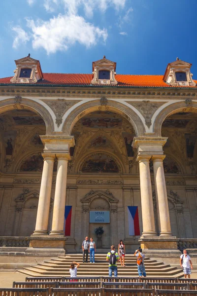 Prague, Tsjechië - 20 augustus 2011: niet-geïdentificeerde mensen bezoeken Wallenstein Palace momenteel het huis van de Tsjechische Senaat in Praag — Stockfoto