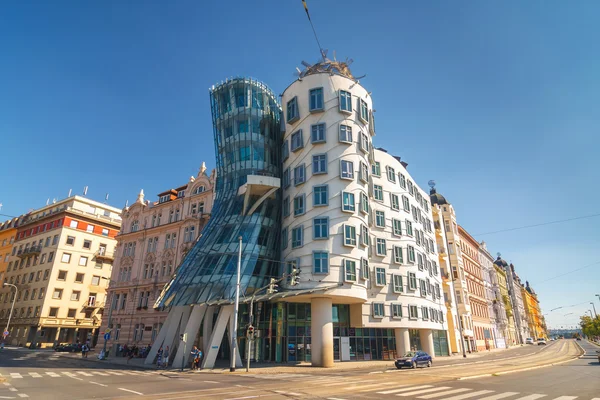 Prag, Tjeckien, 20 september, 2011: Dancing House-modern byggnad designad av Vlado Milunic och Frank O. Gehry, Prag — Stockfoto