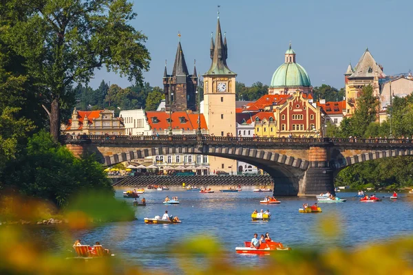 Praha, Česká republika, 20 září 2011: plachta lidí v malých lodí na řece Vltavě, Praha — Stock fotografie
