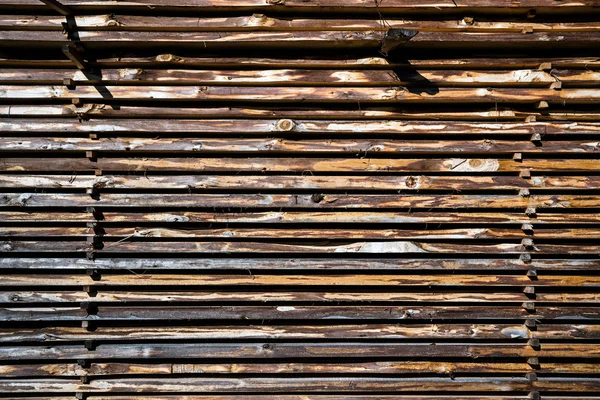 Holzbretter stapeln sich als natürlicher Hintergrund — Stockfoto