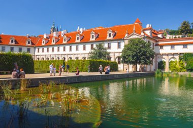 Prag, Çek Cumhuriyeti - 20 Ağustos 2011: Kimliği belirsiz kişiler Prag'daki Fransız Bahçeleri ve Wallenstein Sarayı'nı ziyaret etti