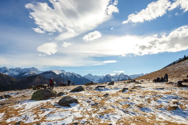 Tatra gebergte, Polen - 30 januari 2016: Toeristen slenteren op een zonnige dag in Tatra bergen, Polen — Stockfoto