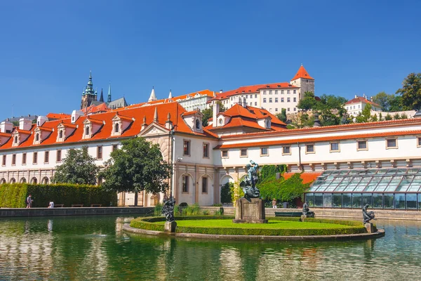 Praga, República Checa - 20 de agosto de 2011: personas no identificadas visitan los Jardines franceses y el Palacio Wallenstein en Praga — Foto de Stock