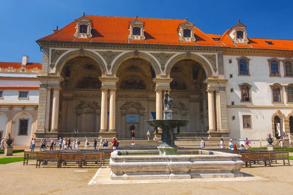 Praga, República Checa - 20 de agosto de 2011: pessoas não identificadas visitam o Palácio Wallenstein atualmente a casa do Senado checo em Praga — Fotografia de Stock