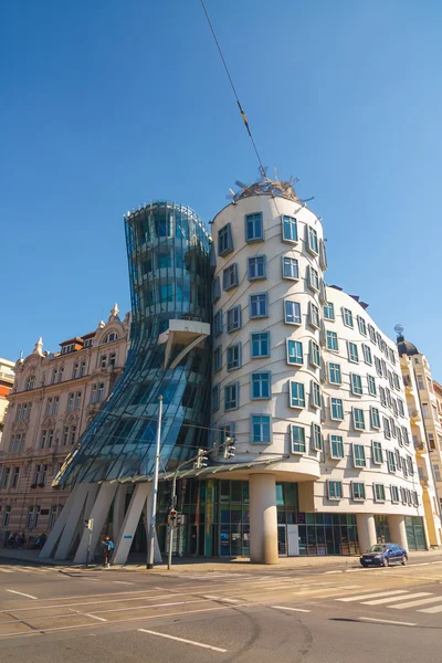 Praga, Czechy, 20 września 2011: Dancing House-nowoczesny budynek zaprojektowany przez Vlado Milunic i Franka O. Gehry, Praga — Zdjęcie stockowe