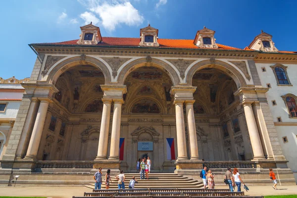 Praga, República Checa - 20 de agosto de 2011: personas no identificadas visitan el Palacio Wallenstein, actualmente sede del Senado checo en Praga — Foto de Stock