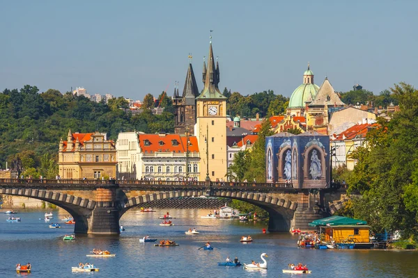 Прага, Чехия, 20 сентября 2011 г.: Люди плывут на небольших лодках по реке Влтаве, Прага — стоковое фото