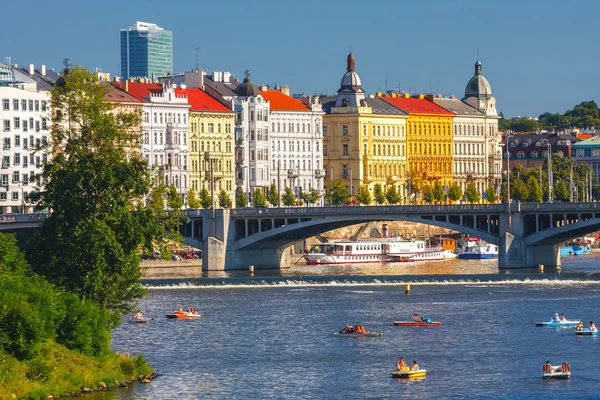 Praga, República Checa, 20 de septiembre de 2011: La gente navega en pequeñas embarcaciones en el río Moldava, Praga — Foto de Stock