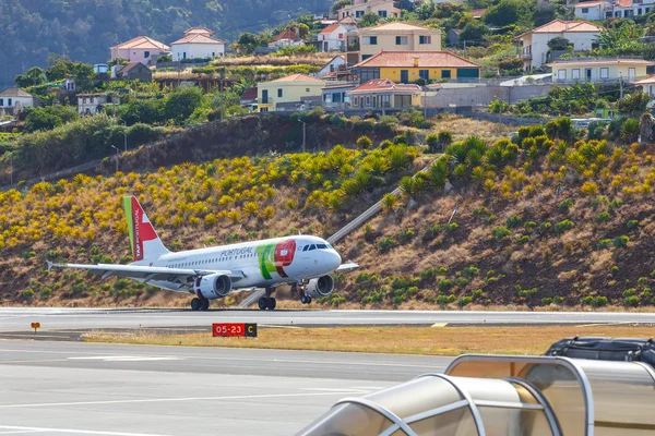 Funchal, Madeira - 6 Temmuz 2016: Tap Portekiz Airbus A319-111 toprakları Funchal Cristiano Ronaldo Airport.This Havaalanı'nda biri Avrupa'nın en tehlikeli Havaalanları