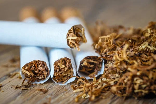 Řezané Tabákové Listy Ručně Vyráběné Cigarety Dřevěném Pozadí — Stock fotografie