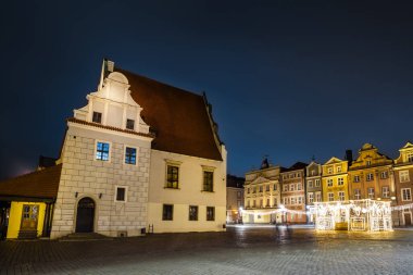 Poznan 'da gece, geceleri eski şehir manzarası ve Polonya Pazar Meydanı' nın renkli ışıkları.