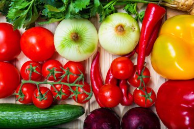 sebzeler ahşap arka planda