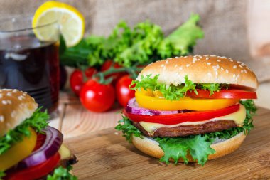 hamburger ve içki dilim limon ile 
