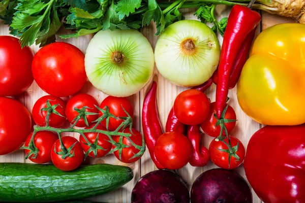 Verdure su sfondo di legno — Foto Stock