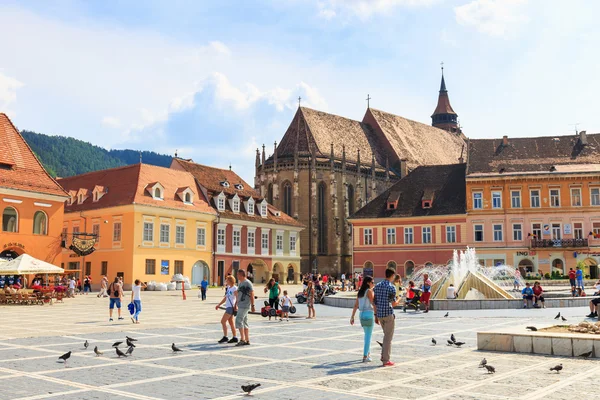 Brasov, Romanya - 15 Temmuz: 15 Temmuz 2014 tarihinde Belediye Meydanı Brasov, Romanya. Brasov, kent için bilinen önemli bir turistik olan siyah kilise, Belediye Meydanı ve medie içerir. — Stok fotoğraf