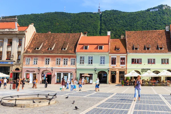 BRASOV, RUMANIA - 15 de julio: Plaza del Consejo el 15 de julio de 2014 en Brasov, Rumania. Brasov es conocido por su casco antiguo, que es una de las principales atracciones turísticas incluye la Iglesia Negra, Plaza del Consejo y medie —  Fotos de Stock