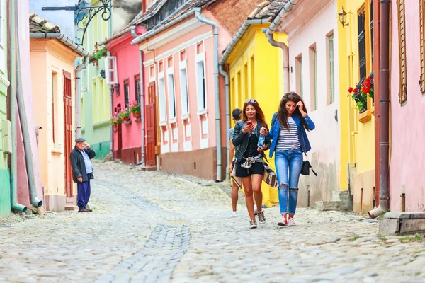 SIGHISOARA, ROMANIA - JULY 17: Unidentified tourists walking in historic town Sighisoara on July 17, 2014. City in which was born Vlad Tepes, Dracula — Stock Photo, Image