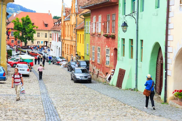 SIGHISOARA, ROMANIA - JULY 17: Unidentified tourists walking in historic town Sighisoara on July 17, 2014. City in which was born Vlad Tepes, Dracula — Stock Photo, Image