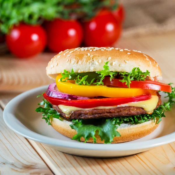 Homemade hamburger with fresh vegetables, close up — Stock Photo, Image
