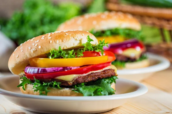 Homemade hamburger with fresh vegetables, close up — Stock Photo, Image