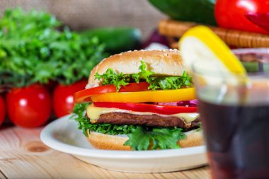 hamburger ve içki dilim limon ile 