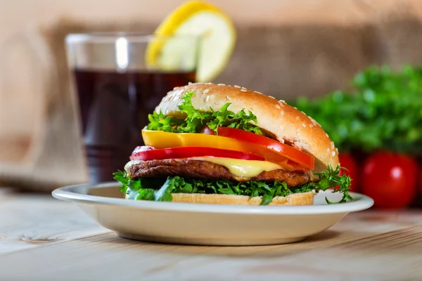 Hamburguesa y bebida con rodaja de limón — Foto de Stock