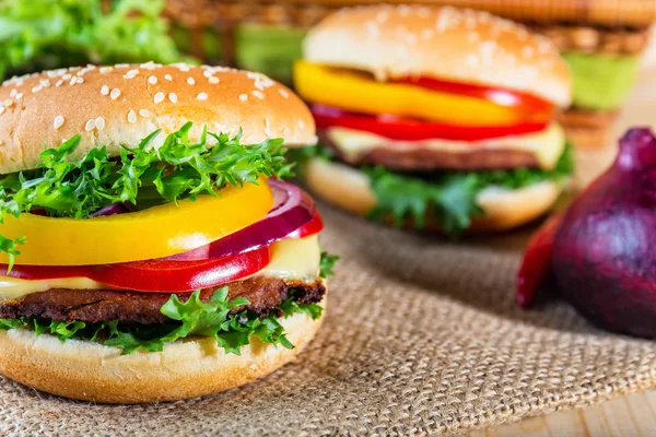 Homemade hamburger with fresh vegetables, close up — Stock Photo, Image