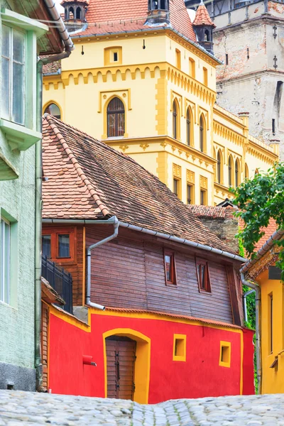 Vista de la calle medieval en Sighisoara fundada por colonos saxon en — Foto de Stock