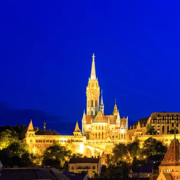 Nacht uitzicht met Matthiaskerk in Boedapest, Hongarije — Stockfoto