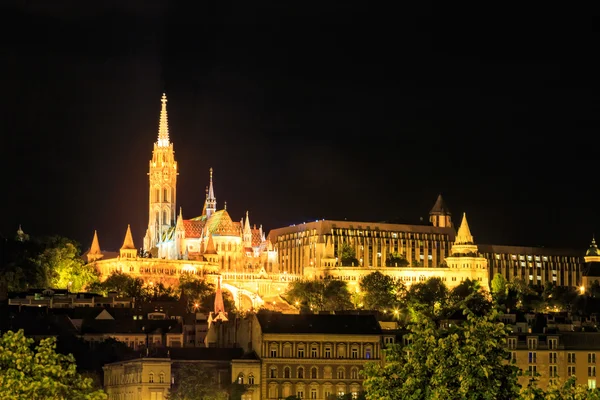 Vue de Nuit avec l'église Matthias à Budapest, Hongrie — Photo